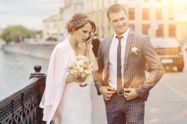 Gelin ve damat Nehri yakınında 