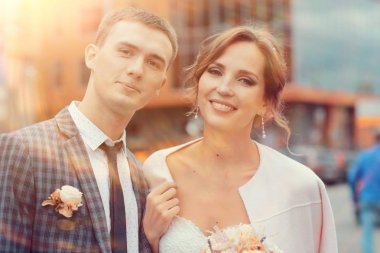 güzel genç gelin ve yakışıklı Damat Düğün gününde sokakta poz