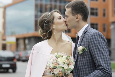 güzel genç gelin ve yakışıklı Damat Düğün gününde sokakta öpüşme