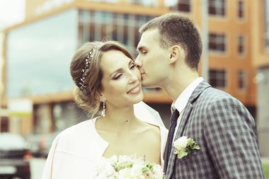 güzel genç gelin ve yakışıklı Damat Düğün gününde sokakta poz