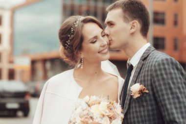 güzel genç gelin ve yakışıklı Damat Düğün gününde sokakta poz