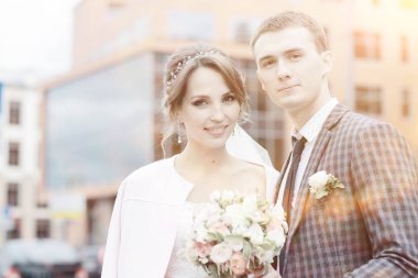 güzel genç gelin ve yakışıklı Damat Düğün gününde sokakta poz