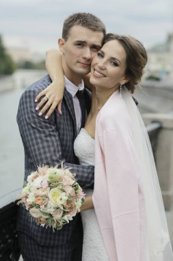 Gelin ve damat Nehri yakınında 