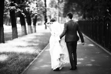 Gelin ve damat parkta