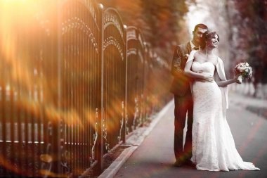 Gelin ve damat parkta