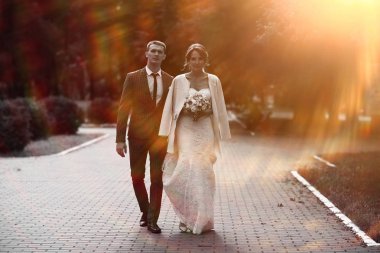 Gelin ve damat parkta 