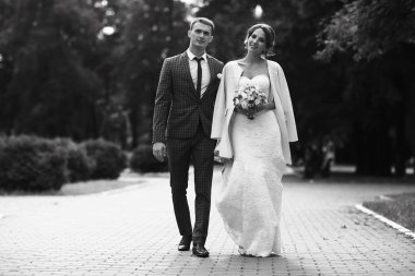 Gelin ve damat parkta