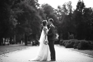 Gelin ve damat parkta 