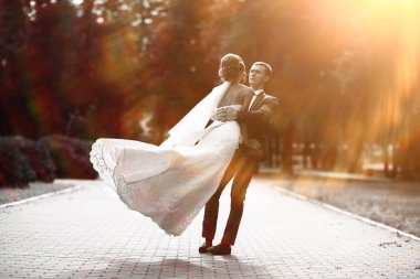 Gelin ve damat parkta 