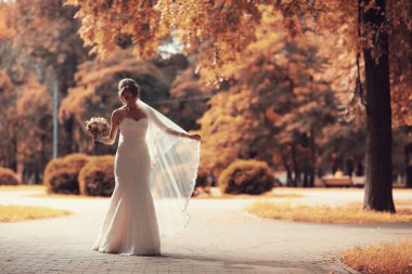 Gelin beyaz gelinlik içinde  