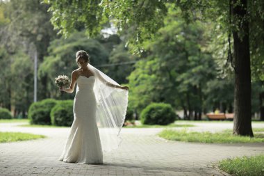 Gelin beyaz gelinlik içinde  