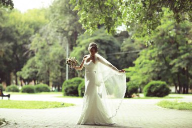 Gelin beyaz gelinlik içinde  