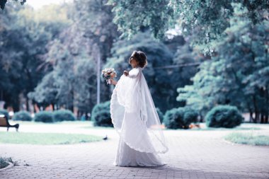 Gelin beyaz gelinlik içinde  