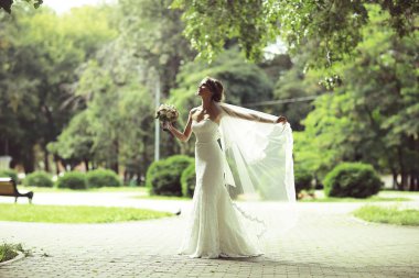 Gelin beyaz gelinlik içinde  