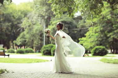 Gelin beyaz gelinlik içinde  