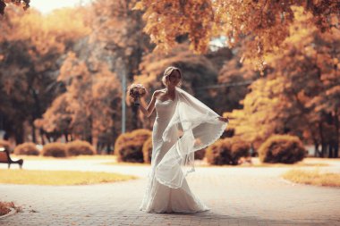 Gelin beyaz gelinlik içinde  