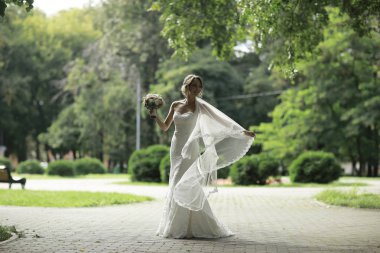 Yaz parkta güzel gelin 