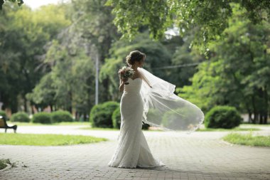 Yaz parkta güzel gelin 