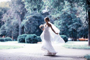 Yaz parkta güzel gelin 