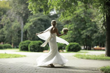 Yaz parkta güzel gelin 