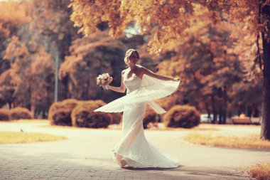 Gelin beyaz gelinlik içinde  