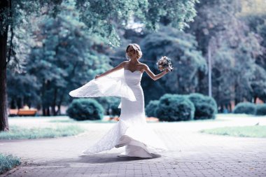 Yaz parkta güzel gelin 