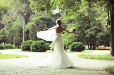 Yaz parkta güzel gelin 