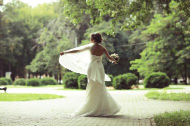 Yaz parkta güzel gelin 