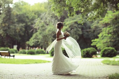 Yaz parkta güzel gelin 