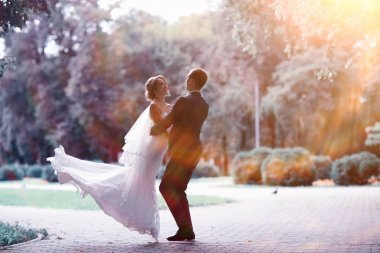 Gelin ve damat parkta