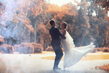 gelin ve damat sonbahar parkında