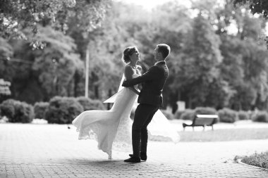 Gelin ve damat parkta 