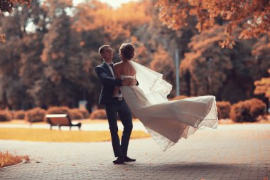 gelin ve damat sonbahar parkında