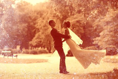 gelin ve damat sonbahar parkında