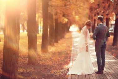 gelin ve damat sonbahar parkında