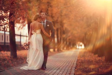 gelin ve damat sonbahar parkında