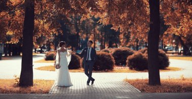 gelin ve damat sonbahar parkında