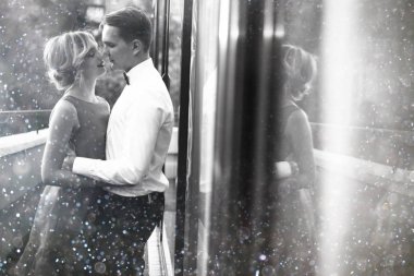 genç kadın ve adam akşam giysileri