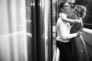 genç kadın ve adam akşam giysileri