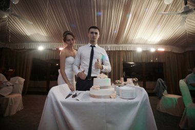 Gelin ve damat pasta kesiyor.  