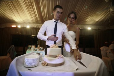 Gelin ve damat pasta kesiyor.  