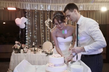 Gelin ve damat pasta kesiyor.  