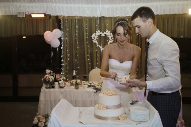 Gelin ve damat pasta kesiyor.  