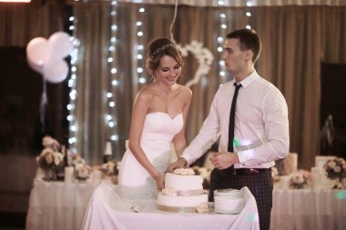 Gelin ve damat pasta kesiyor.  