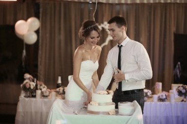 Gelin ve damat pasta kesiyor.  