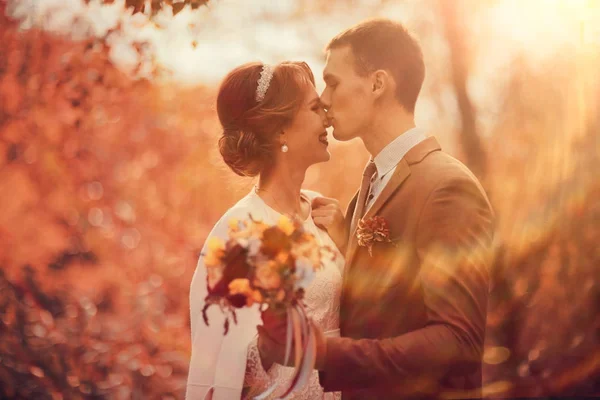 Novia y novio en el parque de otoño — Foto de Stock