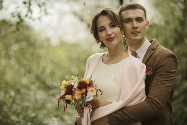 Novia y novio en el parque de verano —  Fotos de Stock