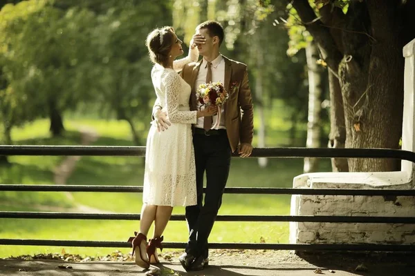 Mariée et marié dans le parc d'été — Photo