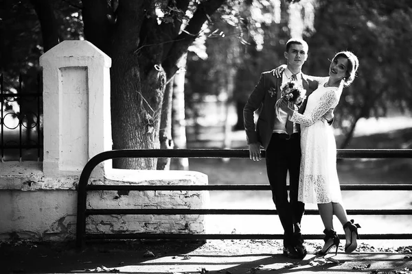 Bruden och brudgummen i sommaren park — Stockfoto