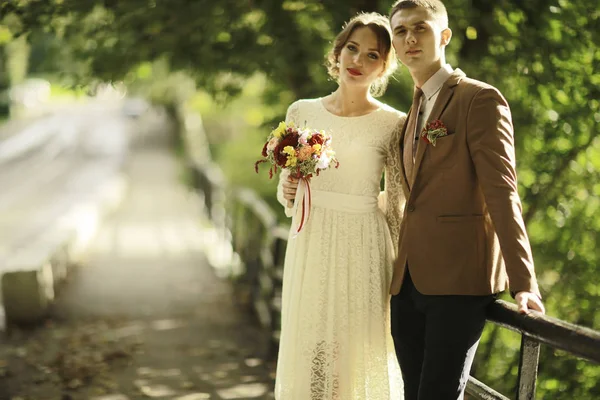 Bride and groom in summer park — Stock Photo, Image